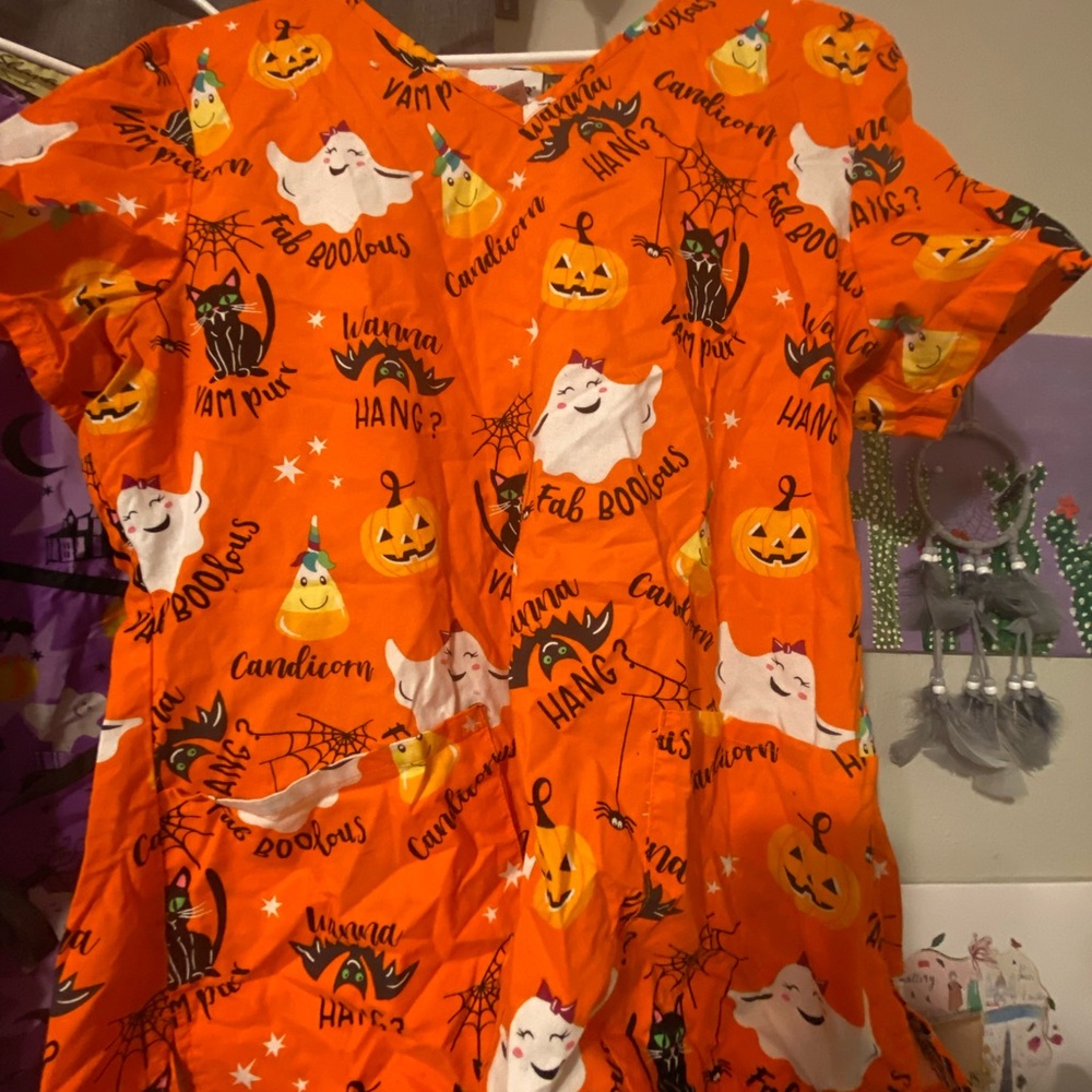 Halloween Printed scrub top. Size L. Brand: Scrub Star.